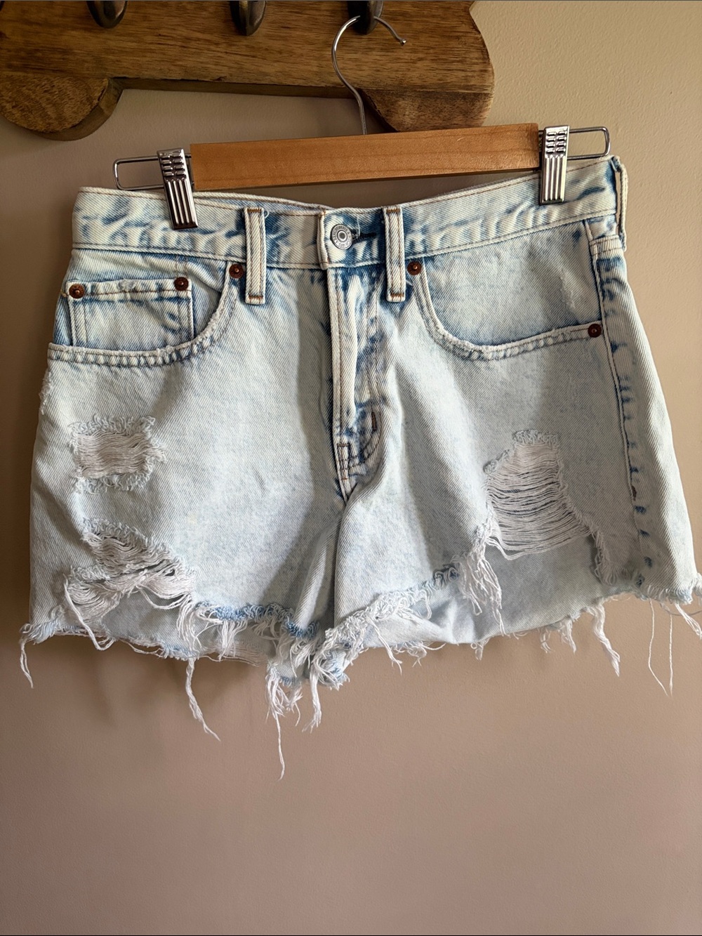 abercrombie curve love boyfriend mid rise short light wash